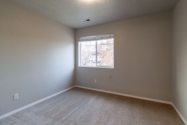 Building Photo - Beautiful 4 bedroom, 2.5 bathroom-Union Hi...