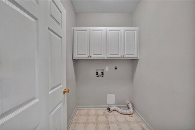 Building Photo - Country Club Living