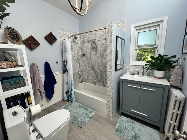 Building Photo - Terrific 3 Bed/1 Bath Colonial in Glen Cove!