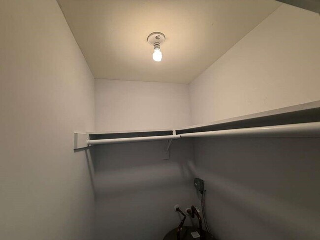 Building Photo - 820 N Victoria Park Rd