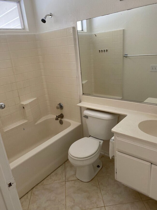 Building Photo - 4 BEDROOM ADELANTO HOME