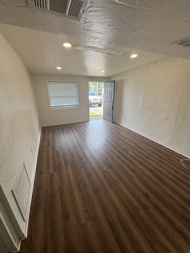 Building Photo - 2219 Belle Vue Way