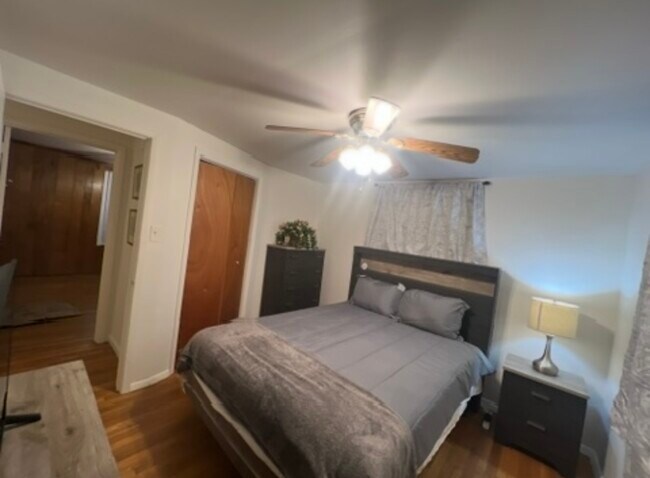 Building Photo - 115 Kings Ct