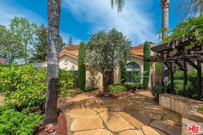 Building Photo - 4724 Noble Ave