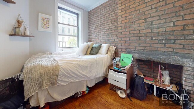 Building Photo - 422 E 9th St