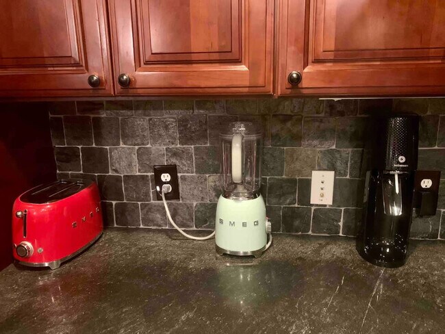 Building Photo - 15 Ferry St