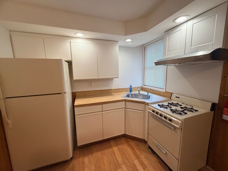 Building Photo - 44 W 7th St