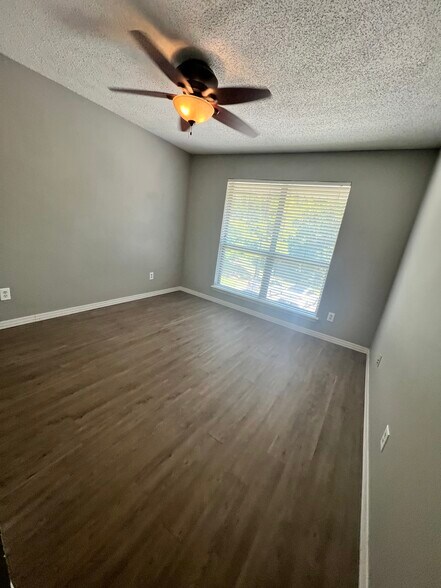 Building Photo - 825 Red Bird Ln