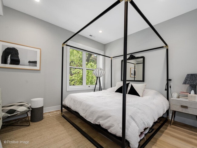Building Photo - 833 N Hoyne Ave