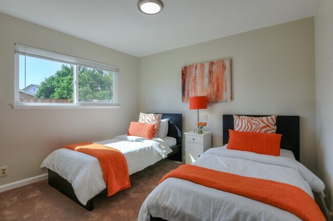 Building Photo - 546 Woodstock Way