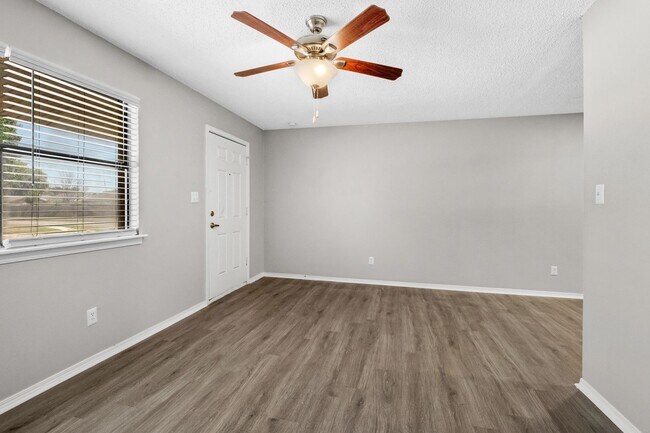 Building Photo - Cozy 2 Bedroom Duplex with Fireplace & Spacious Backyard!
