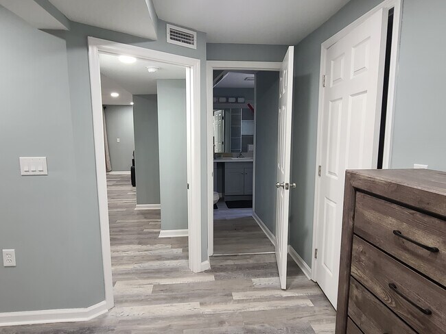 master BR/Ba entry - 5224 Roanoke Blvd