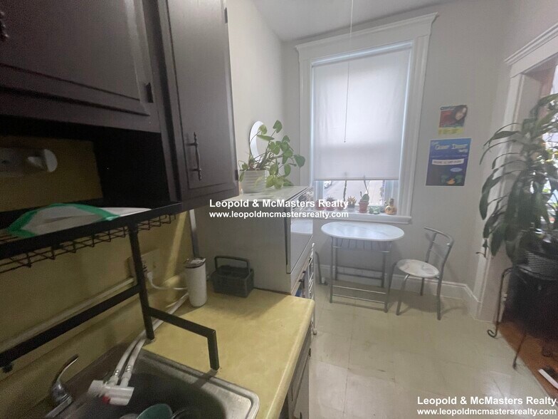 Building Photo - 225 Kelton St