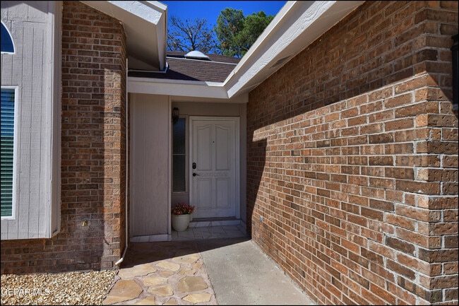 Building Photo - 609 Bristol Dr