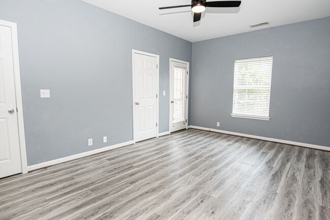 Building Photo - Stunning Two Bedroom, Two Bathroom Apartme...