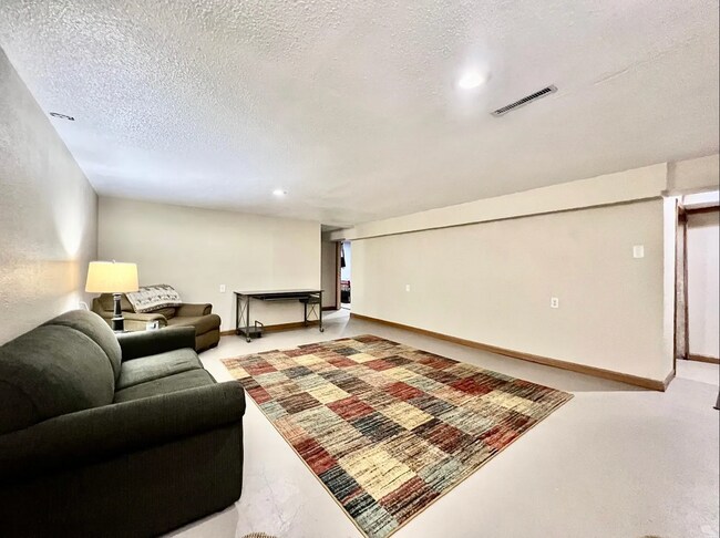 Building Photo - 1915 Highview Ct