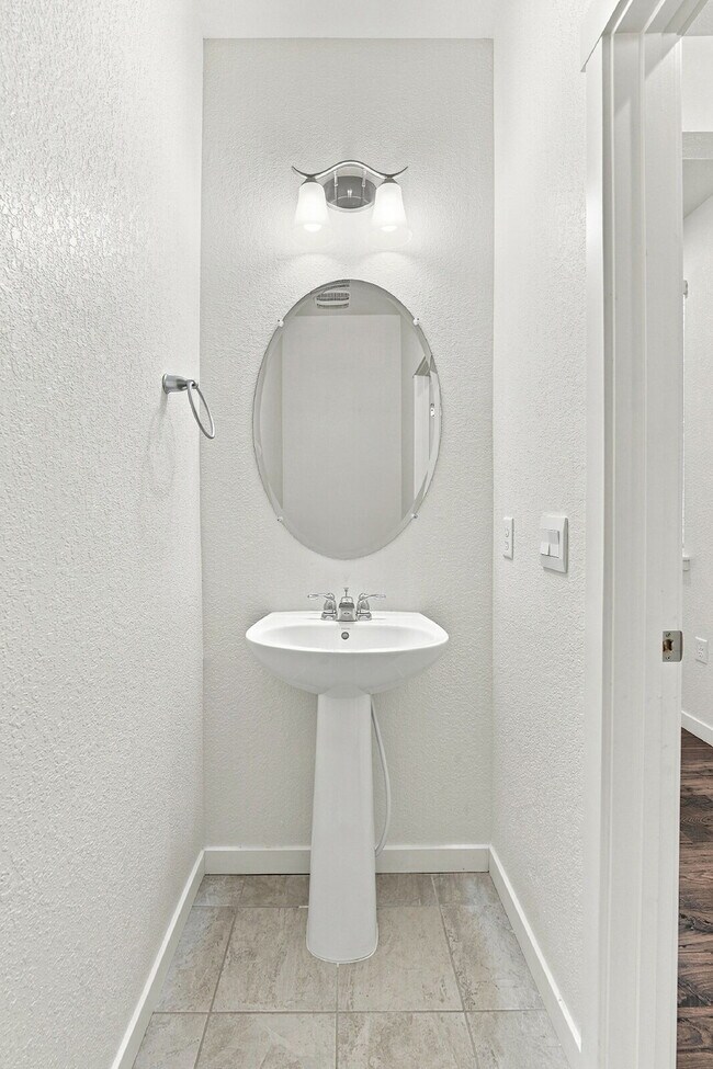 Building Photo - $2,845.95 with $300 Off the first month's rent, 4 Beds - 2.5 Baths, Single Family Home in Aurora ...