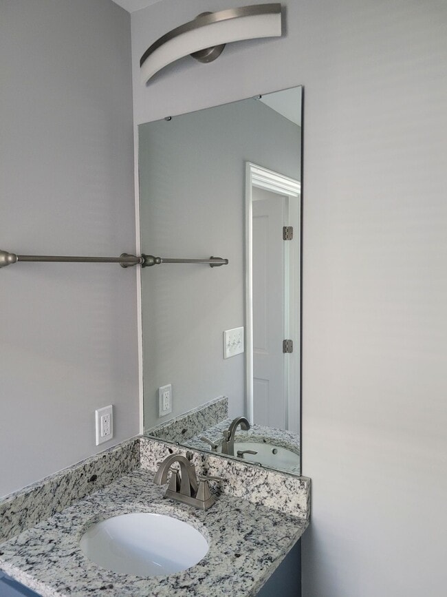 Building Photo - 2 Bedroom, 2.5 Bath Modern Duplex - Walkin...