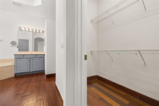 Building Photo - 9484 Walnut Crest Dr