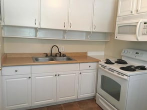 Building Photo - Beautiful 2 Bedroom 1 Bathroom Home with S...