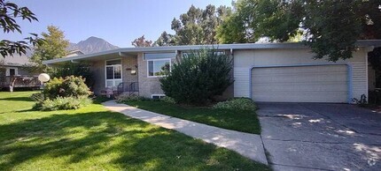 Building Photo - Awesome 3 Bedroom Holladay ground floor un...