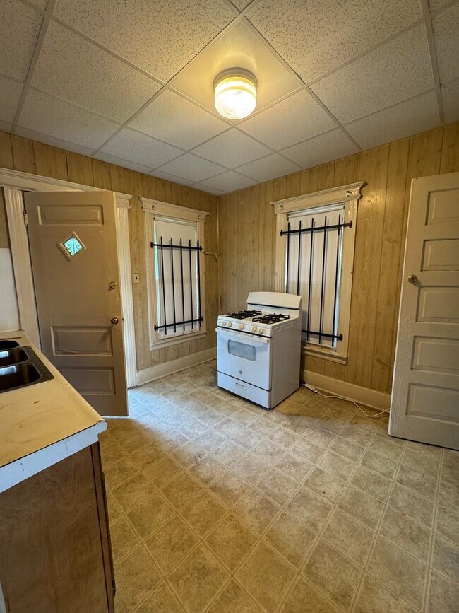 Building Photo - 4 Bedroom spacious Colonial, mins from Dow...