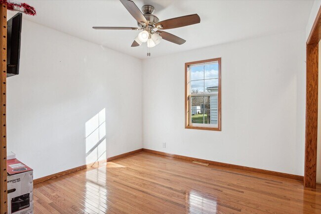Building Photo - 5695 Hinkley Rd