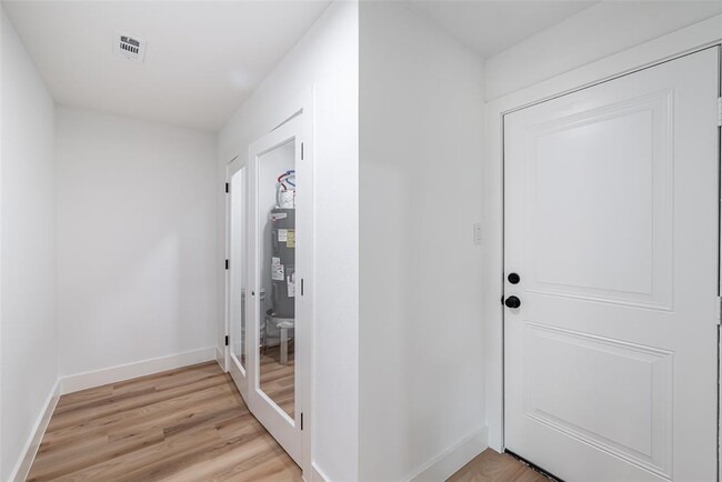 Building Photo - 8658 Sonneville Dr