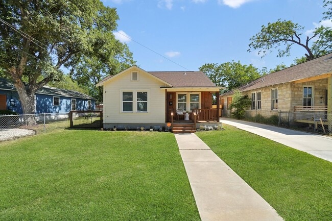 Building Photo - Gorgeous 3 bedroom, 2 ba home in the heart...
