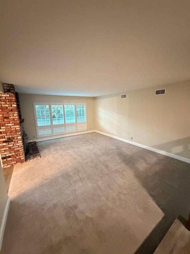 Building Photo - Beautiful 4 Bedroom 3 Bathroom La Palma House For Rent!