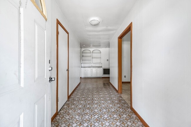 Building Photo - 5813 Russell Ln
