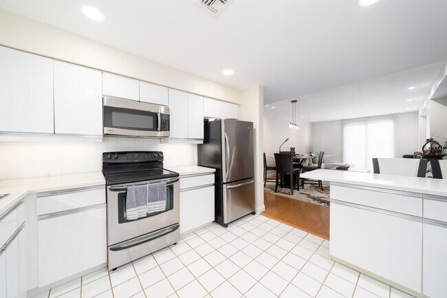 Building Photo - 101 Shearwater Ct E