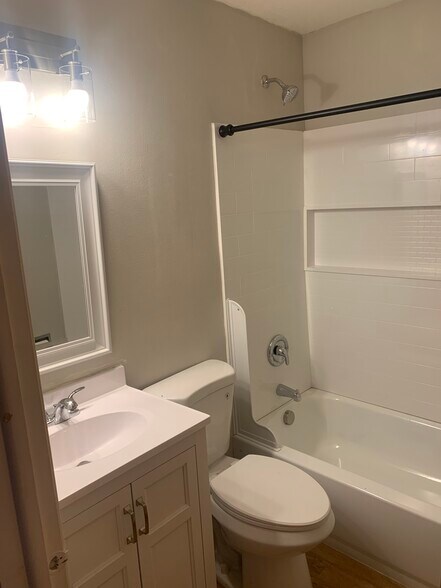 Bath fully remodeled - 896 Raymond Dr