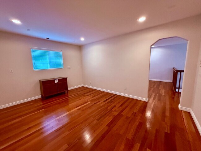 Building Photo - 9 Rooms  6 Bedroom 4 baths Granite Kitchen Executive Home For $5990