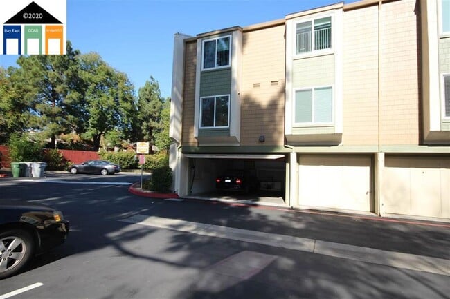 Building Photo - $2990 Stunning Remodeled 2BR/2BA Condo in ...
