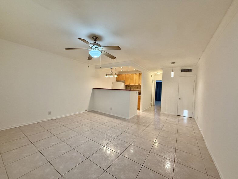 Living room - 467 Golden Isles Dr
