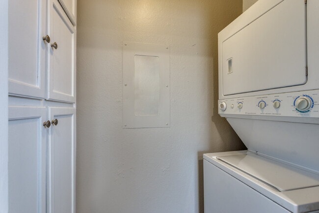 Building Photo - Updated & Conveniently Located 2 Bedroom Apartment in South Fort Worth
