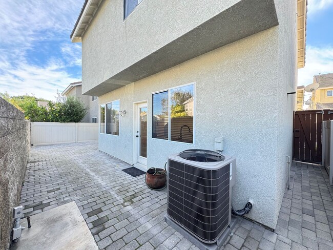 Building Photo - Immaculate 4Bd/2.5Ba Home with New Fridge, AC, Fenced Back Patio in Aliso Viejo!