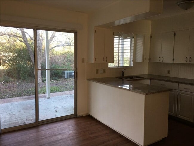 Building Photo - 1400 Fairground St