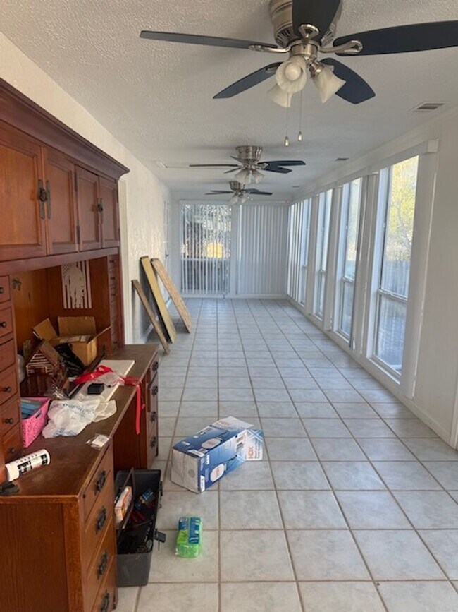 Building Photo - POOL AND APT/WORK SHOP/CRAFT ROOM