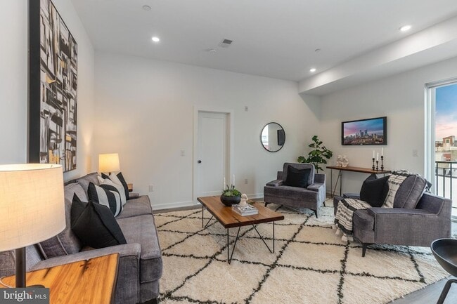 Building Photo - 710 N 16th St