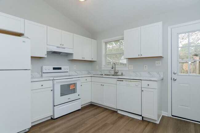 Building Photo - 819 Varsity Dr