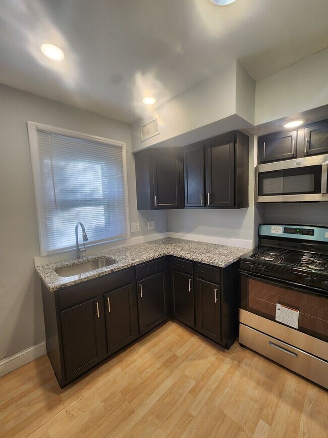 Building Photo - East Oak Lane House for rent with front porch and rear yard