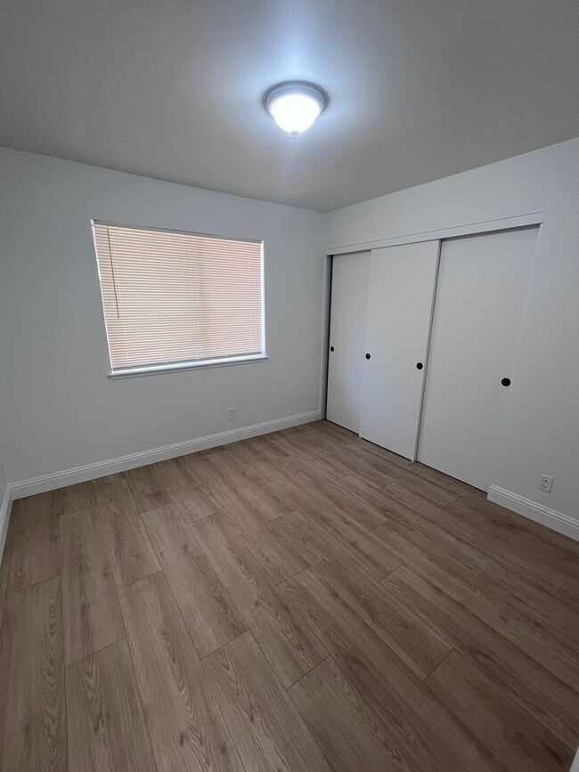 Building Photo - BEAUTIFULLY REMODELED 3 BEDROOM DUPLEX!!