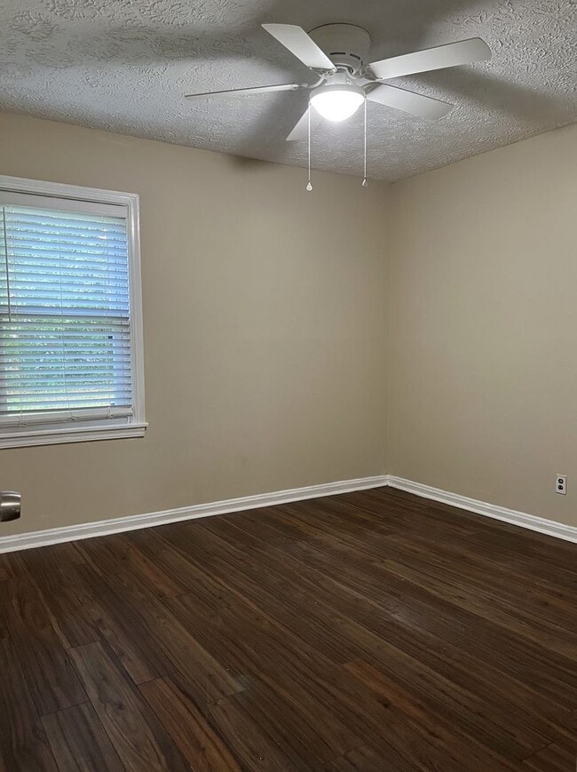 Building Photo - Great location! 2 bedroom 1 bath with a bo...