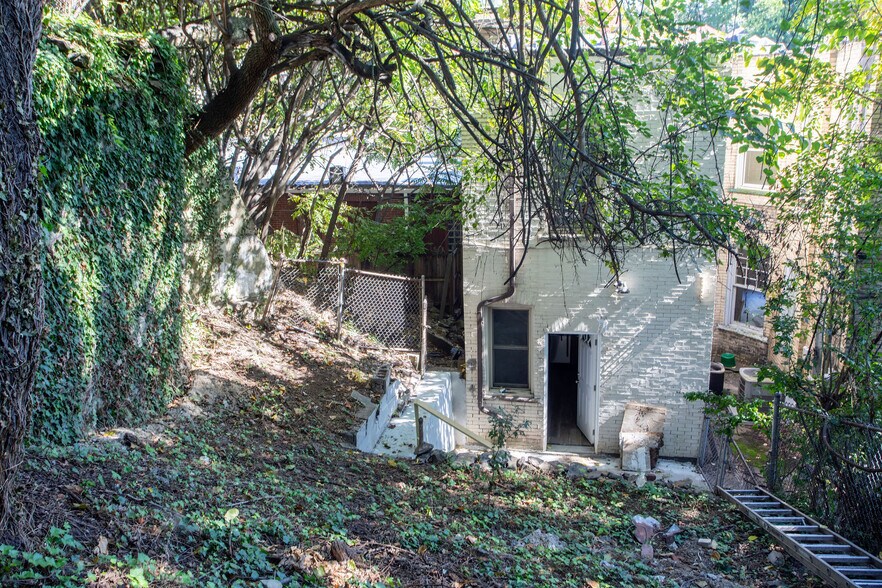 Backyard - 2302 Murray Ave