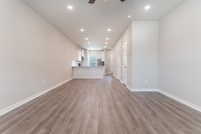 Building Photo - 711 N Honey Locust Bnd