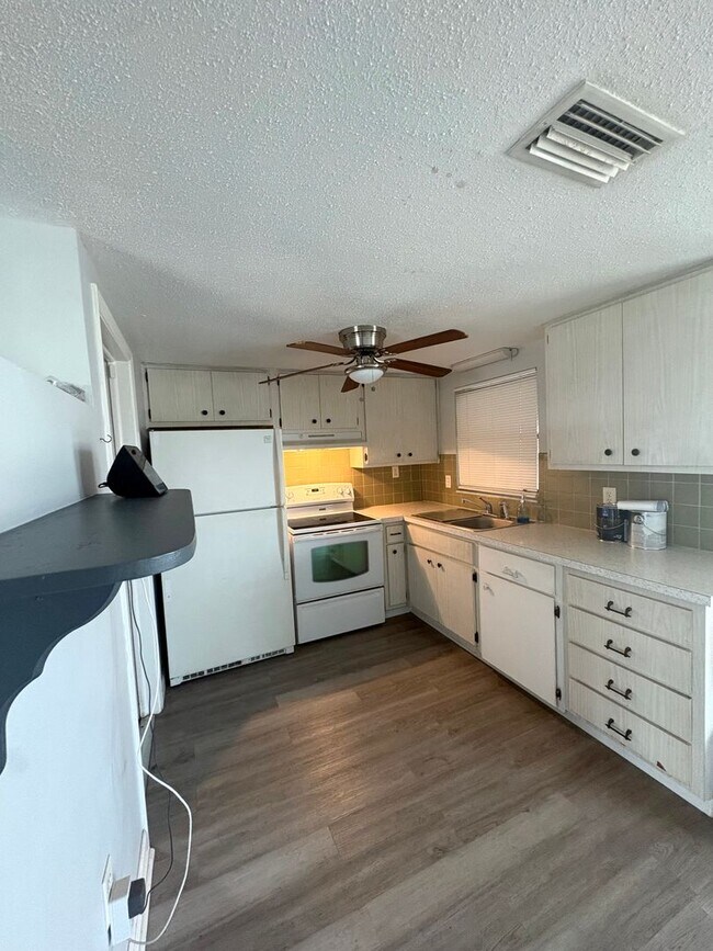 Building Photo - 7827 Monarda Dr