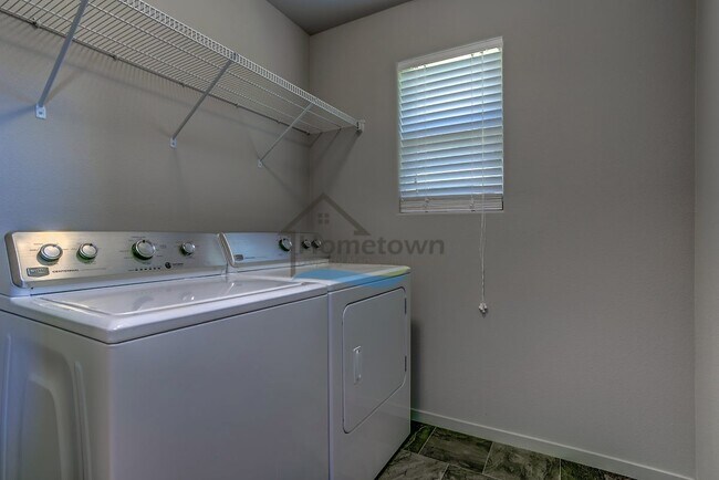 Building Photo - Beautiful 3 bed 2.5 bath Home in Post Falls