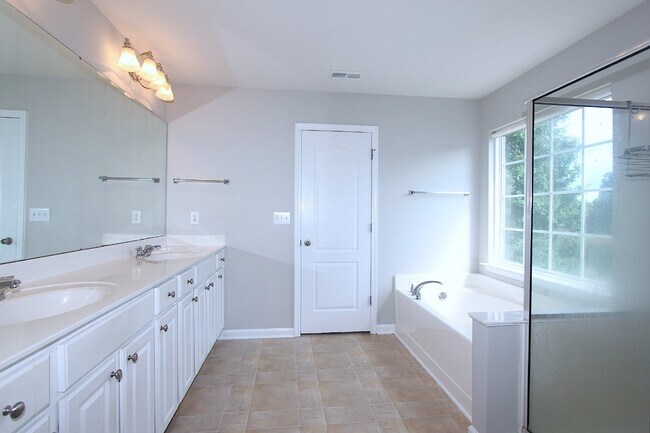 Building Photo - Well maintained 4 bedroom home with a golf course view!